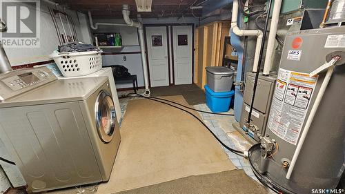 460 4Th Avenue Nw, Swift Current, SK - Indoor Photo Showing Laundry Room