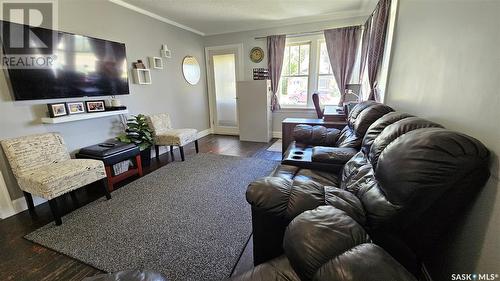 460 4Th Avenue Nw, Swift Current, SK - Indoor Photo Showing Living Room