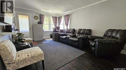 460 4Th Avenue Nw, Swift Current, SK - Indoor Photo Showing Living Room