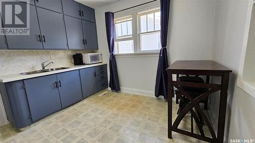 460 4Th Avenue Nw, Swift Current, SK - Indoor Photo Showing Kitchen With Double Sink