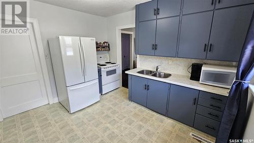 460 4Th Avenue Nw, Swift Current, SK - Indoor Photo Showing Kitchen With Double Sink