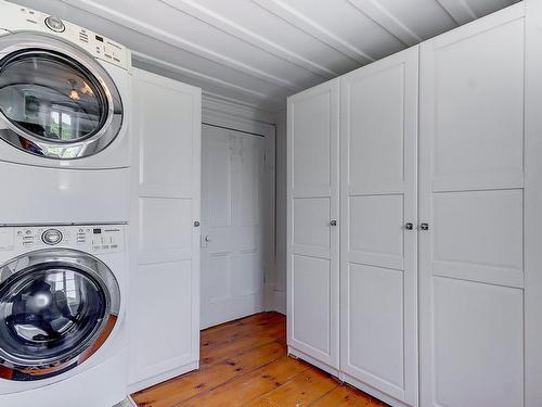 Salle de lavage - 411 Ch. Des Moulins, Mont-Saint-Hilaire, QC - Indoor Photo Showing Laundry Room