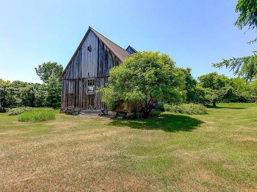 Grange - 411 Ch. Des Moulins, Mont-Saint-Hilaire, QC - Outdoor