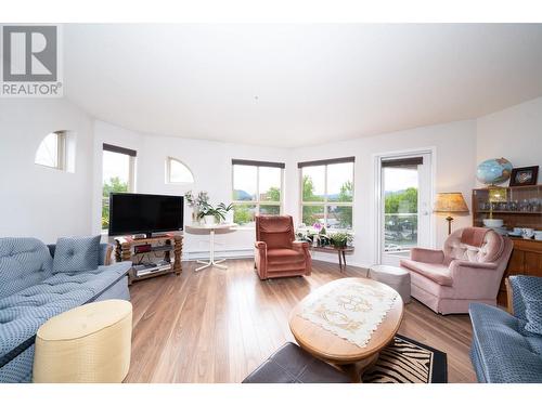 2130 Vasile Road Unit# 307, Kelowna, BC - Indoor Photo Showing Living Room