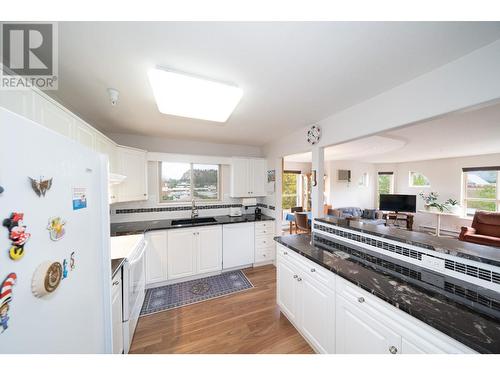 2130 Vasile Road Unit# 307, Kelowna, BC - Indoor Photo Showing Kitchen