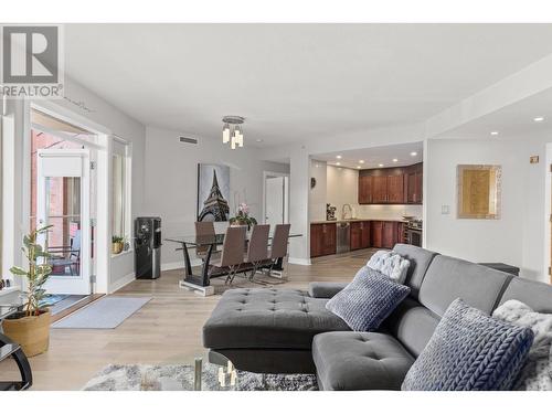 1160 Bernard Avenue Unit# 305, Kelowna, BC - Indoor Photo Showing Living Room