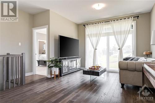 20 Seabert Drive, Arnprior, ON - Indoor Photo Showing Living Room