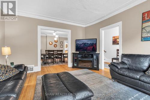 23 Bond Street, Cambridge, ON - Indoor Photo Showing Living Room