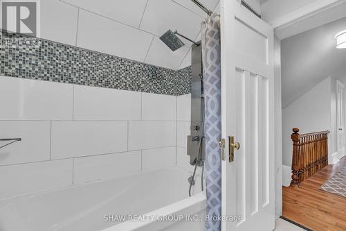23 Bond Street, Cambridge, ON - Indoor Photo Showing Bathroom