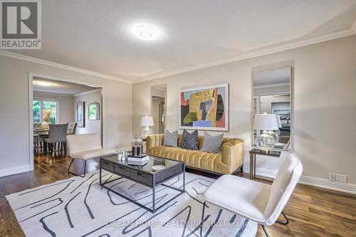 38 Glenarden Crescent, Richmond Hill, ON - Indoor Photo Showing Living Room