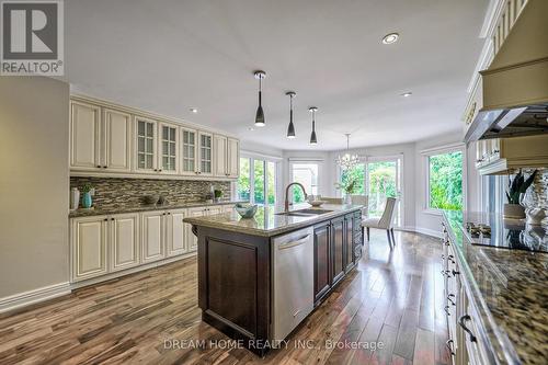 38 Glenarden Crescent, Richmond Hill, ON - Indoor Photo Showing Kitchen With Double Sink With Upgraded Kitchen