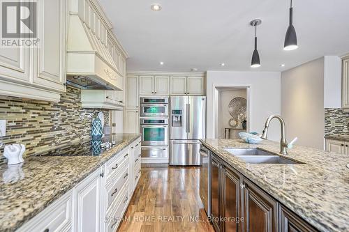 38 Glenarden Crescent, Richmond Hill, ON - Indoor Photo Showing Kitchen With Double Sink With Upgraded Kitchen