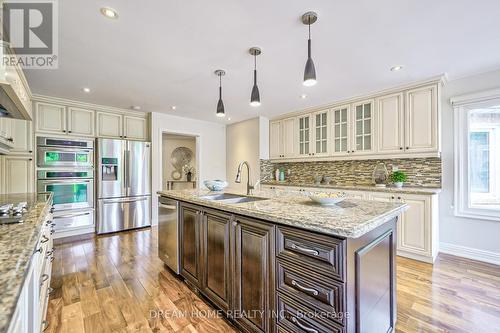 38 Glenarden Crescent, Richmond Hill, ON - Indoor Photo Showing Kitchen With Upgraded Kitchen