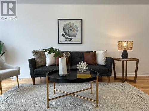 135 Fortis Crescent, Bradford West Gwillimbury, ON - Indoor Photo Showing Living Room