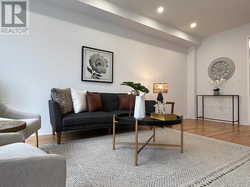 135 Fortis Crescent, Bradford West Gwillimbury, ON - Indoor Photo Showing Living Room