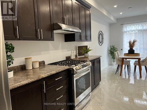 135 Fortis Crescent, Bradford West Gwillimbury, ON - Indoor Photo Showing Kitchen With Upgraded Kitchen