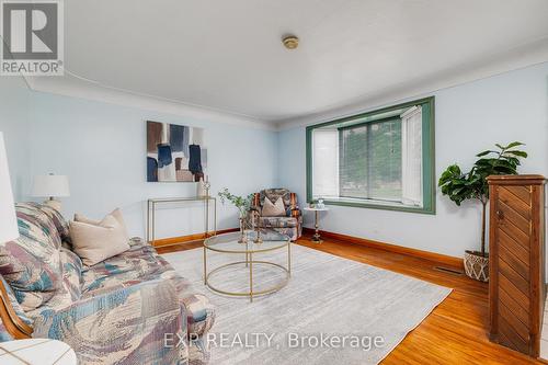 2368 Woodward Avenue, Burlington, ON - Indoor Photo Showing Living Room
