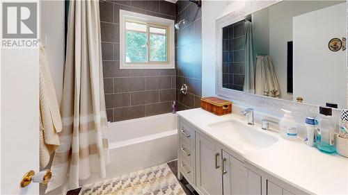 2249 Ross Road, Pembroke, ON - Indoor Photo Showing Bathroom