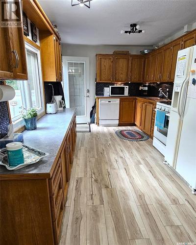 113 Lakeview Crescent, Buena Vista, SK - Indoor Photo Showing Kitchen