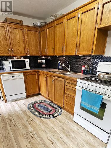 113 Lakeview Crescent, Buena Vista, SK - Indoor Photo Showing Kitchen With Double Sink