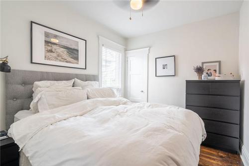 121 Balmoral Avenue N, Hamilton, ON - Indoor Photo Showing Bedroom