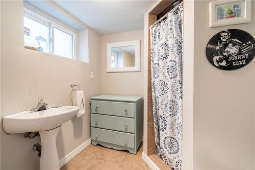 121 Balmoral Avenue N, Hamilton, ON - Indoor Photo Showing Bathroom