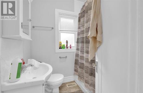 1525 Dufferin, Windsor, ON - Indoor Photo Showing Bathroom