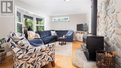 11 Shoreline Drive, Northern Bruce Peninsula, ON - Indoor Photo Showing Living Room