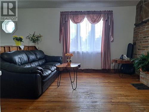 2 Victoria Street, Lyn, ON - Indoor Photo Showing Living Room