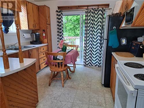 2 Victoria Street, Lyn, ON - Indoor Photo Showing Kitchen