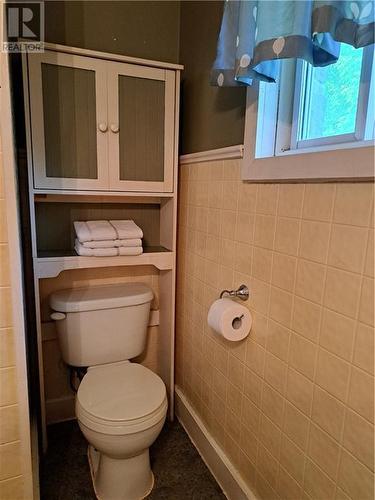 2 Victoria Street, Lyn, ON - Indoor Photo Showing Bathroom