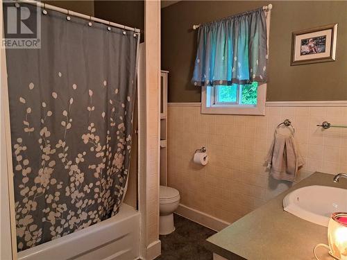 2 Victoria Street, Lyn, ON - Indoor Photo Showing Bathroom