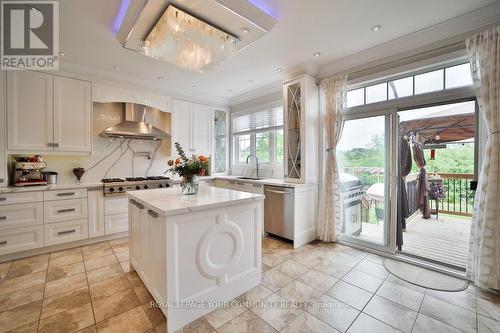 15 Jocada Court, Richmond Hill, ON - Indoor Photo Showing Kitchen With Upgraded Kitchen