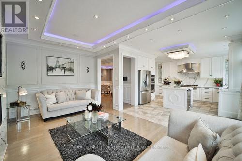 15 Jocada Court, Richmond Hill, ON - Indoor Photo Showing Living Room