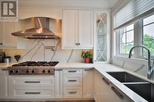 15 Jocada Court, Richmond Hill, ON - Indoor Photo Showing Kitchen With Double Sink With Upgraded Kitchen