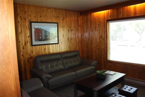 1022 Waller Avenue, Winnipeg, MB - Indoor Photo Showing Living Room