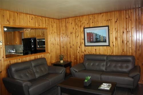1022 Waller Avenue, Winnipeg, MB - Indoor Photo Showing Living Room