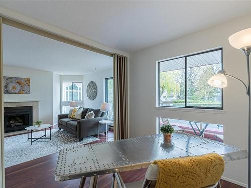 206-406 Simcoe St, Victoria, BC - Indoor Photo Showing Living Room With Fireplace