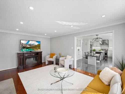 346 Wendron Cres, Mississauga, ON - Indoor Photo Showing Living Room