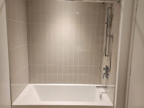 2512-3900 Confederation Pkwy, Mississauga, ON - Indoor Photo Showing Bathroom