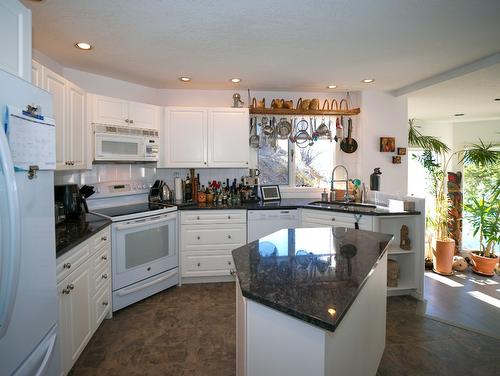 5-83 Peregrine Way, Vernon, BC - Indoor Photo Showing Kitchen