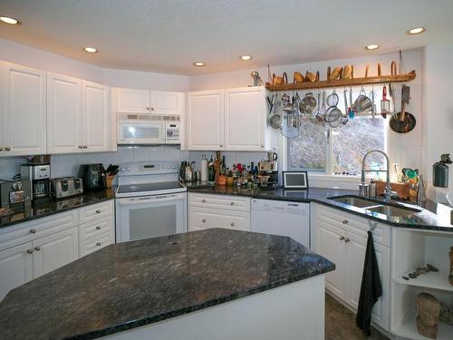 5-83 Peregrine Way, Vernon, BC - Indoor Photo Showing Kitchen With Double Sink