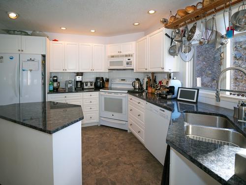 5-83 Peregrine Way, Vernon, BC - Indoor Photo Showing Kitchen With Double Sink