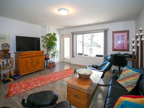 5-83 Peregrine Way, Vernon, BC - Indoor Photo Showing Living Room