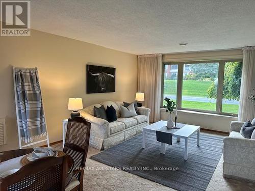 363 Country Club Circle, Kawartha Lakes, ON - Indoor Photo Showing Living Room