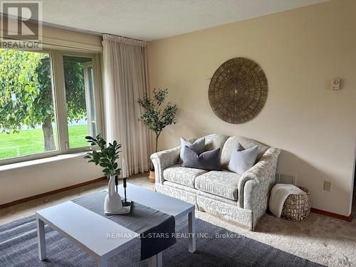 363 Country Club Circle, Kawartha Lakes, ON - Indoor Photo Showing Living Room