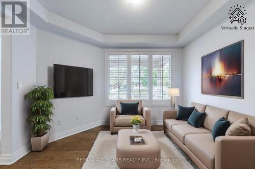 29 Yorkleigh Circle, Whitchurch-Stouffville (Stouffville), ON - Indoor Photo Showing Living Room