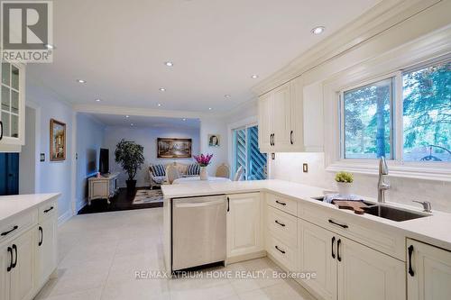 8 Medalist Road, Toronto (St. Andrew-Windfields), ON - Indoor Photo Showing Kitchen