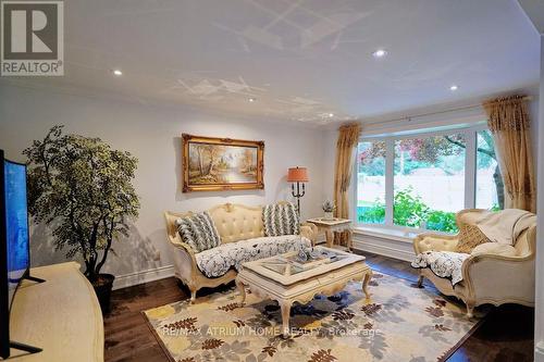 8 Medalist Road, Toronto (St. Andrew-Windfields), ON - Indoor Photo Showing Living Room