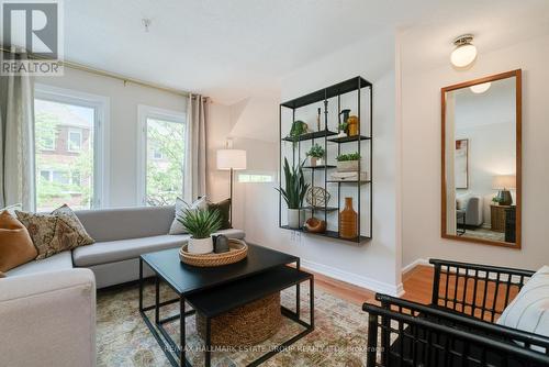 20B Leaside Park Drive, Toronto, ON - Indoor Photo Showing Living Room